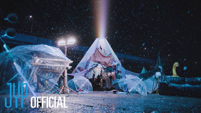 니쥬가 '만약이라는 건 없어(What if)' 트랙비디오를 공개하고 사랑스러운 에너지를 예고했다. 사진은 영상 썸네일. /JYP