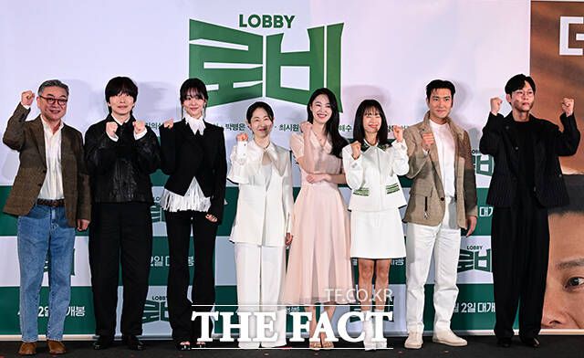 배우 김의성, 이동휘, 차주영, 강말금, 강해림, 곽선영, 최시원, 박병은(왼쪽부터)이 25일 오후 서울 용산구 CGV용산아이파크몰에서 열린 영화 '로비'의 언론시사회에서 파이팅 포즈를 하고 있다. /남윤호 기자