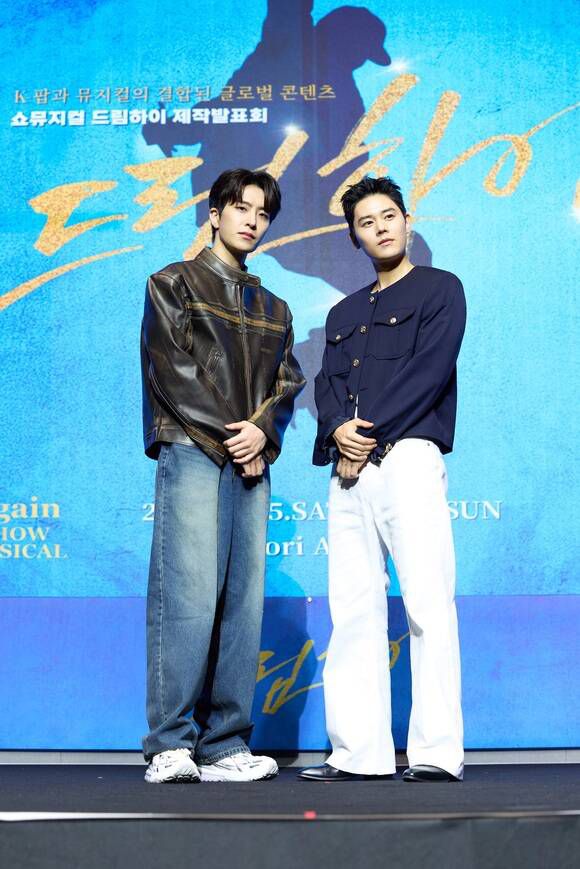 가수 영재(왼쪽)와 김동준이 쇼뮤지컬 Again '드림하이'에서 송삼동 역할을 맡았다. /아트원컴퍼니