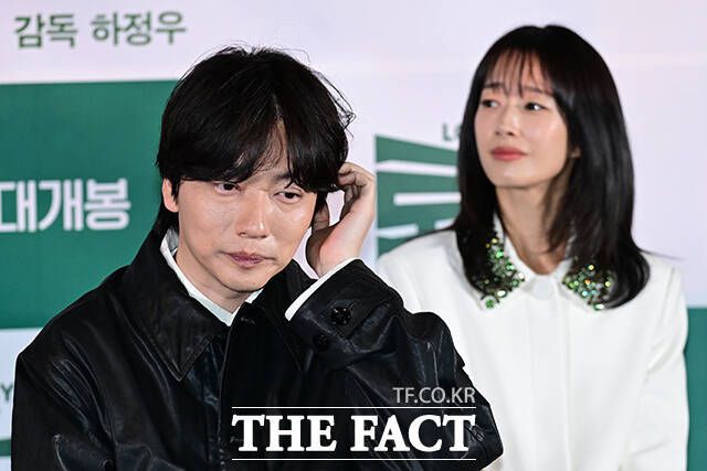 머리카락 정리하는 배우 이동휘(왼쪽).