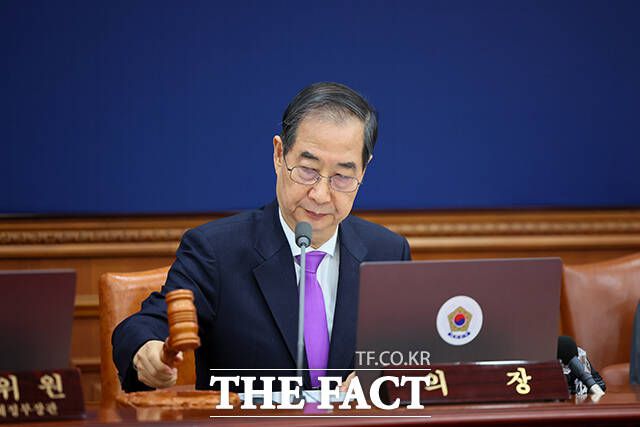 한덕수 대통령 권한대행 국무총리가 25일 오전 서울 종로구 정부서울청사에서 국무회의를 주재하고 있다. /국무총리실
