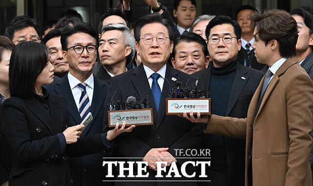 하지만 이 모든 경우의 수의 중심에는 여론이라는 변수가 존재한다. 당선무효형이 나오더라도 여론이 대선 출마를 지지하는 방향으로 유지된다면 정치적 정면 돌파가 가능하기 때문이다. /사진공동취재단