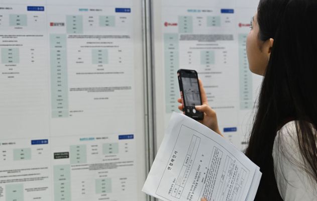 한국전력과 교육부는 26일 서울 동대문 노보텔에서 고졸 인재의 일자리 확대화 경력개발 지원을 위한 업무협약을 체결했다. 사진은 지난해 9월 10일 수원에서 열린 2024 달고나 채용박람회 현장. / 뉴시스