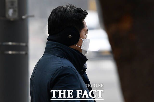 수도권 지역에 미세먼지 비상저감조치가 시행된 22일 오후 서울 마포구 상암동 일대에 시민들이 마스크를 쓰고 발걸음을 옮기고 있다. /서예원 기자