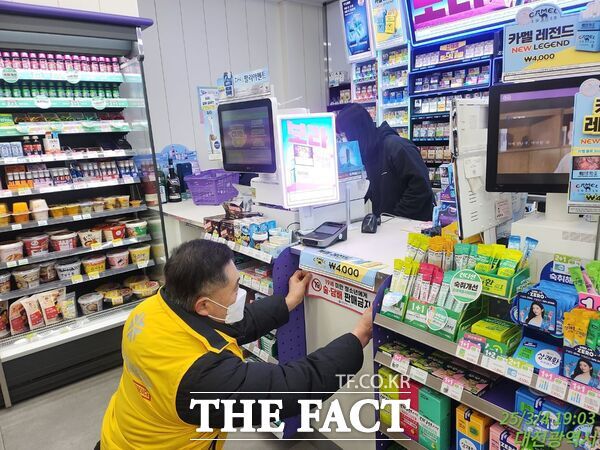 대전 서구는 개학기를 맞아 27일 대전둔산경찰서, 청소년유해환경감시단 대전서구지회와 협력해 민·관 청소년 유해환경 합동점검을 시행한다. 사진은 19세 미만 판매 금지 표시물 부착 모습./대전 서구