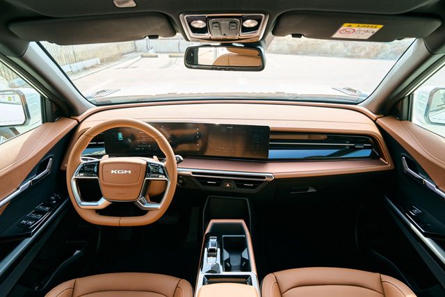 실내는 디지털 계기판과 대형 인포테인먼트 디스플레이가 중심이 된 레이아웃으로, 간결하고 직관적인 인터페이스가 돋보인다./KGM