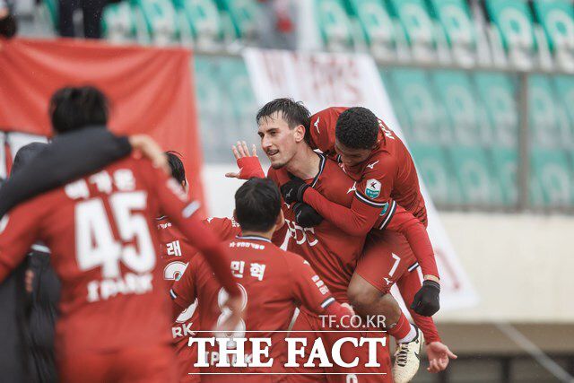 인천을 상대로 연승을 벼르는 부산 선수들./K리그