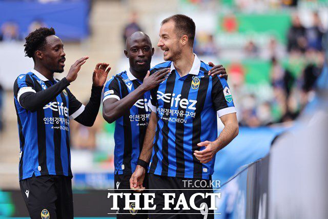 윤정환 감독 체제에서 1년 만의 K리그1 승격을 노리는 인천 선수들./K리그