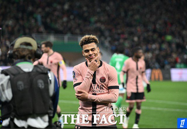 생테티엔전에서 멀티골을 터뜨린 19살의 PSG '영건' 데지레 두에./리그1