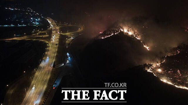안동을 가로지르는 35번 국도 옆 야산에 불길이 번지고 있다.
