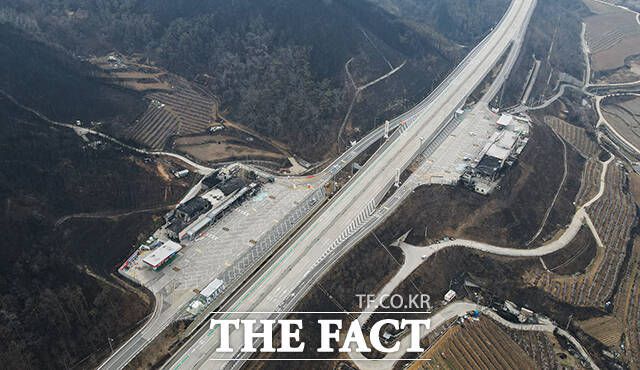 서산영덕고속도로 청송휴게소가 불에 타 흔적만 남아 있다.