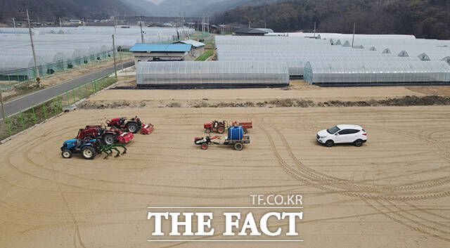 산불에 대피하기 전 주민들은 값비싼 농기구와 차량을 지켜내기 위해 넓은 공터나 논·밭 등에 세워놓고 대피했다.