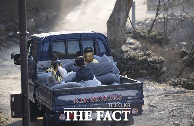 26일 경북 의성군 단촌면 고운사에서 불상이 안전한 곳으로 옮겨지고 있다.