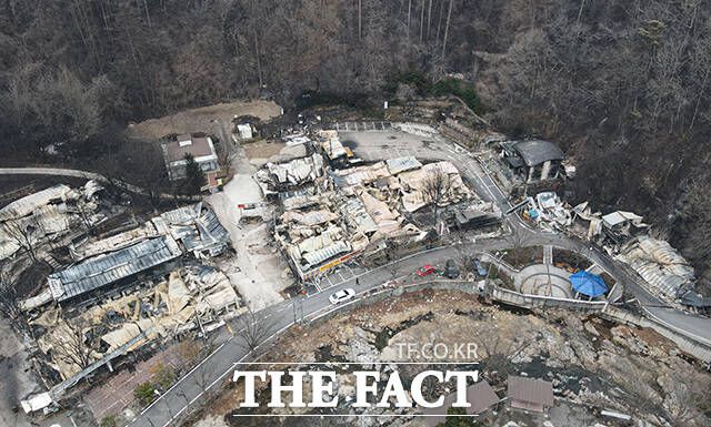 청송군 청송읍 달기약수탕 인근 상가들이 불에 타 흔적만 남았다.