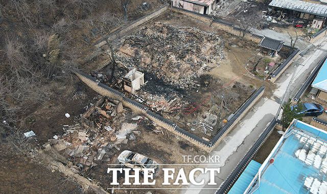 청송군 파천면의 국가민속문화유산 사남고택이 불에 타 흔적만 남아 있다.