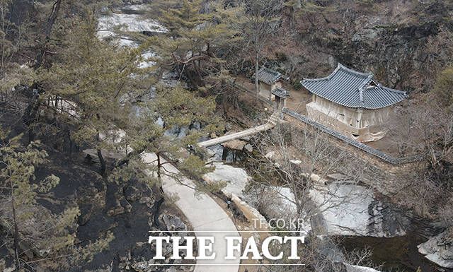 방염포로 덮인 만휴정 주변이 새까맣게 타 있다.