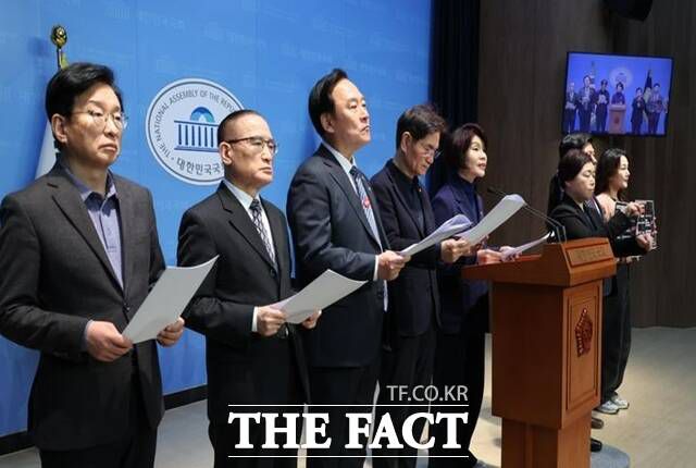 국회 외교통일위원회 소속 더불어민주당 의원들은 31일 심우정 검찰총장 자녀의 특혜 채용 의혹과 관련해 외교부의 해명을 재반박하며 고위공직자범죄수사처(공수처)의 수사를 촉구했다. /뉴시스