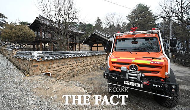 묵계서원 앞에 소방차가 대기하고 있다.