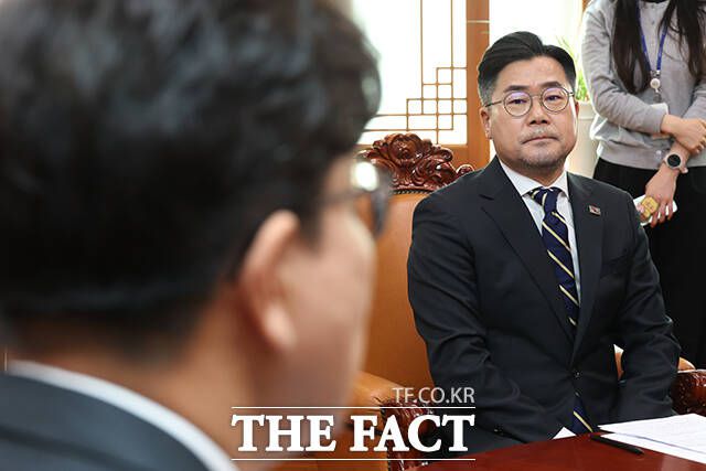 계속된 탄핵 정국이 국민적 피로감을 높일 수 있는 데다 최근 한 대행의 탄핵소추까지 기각되며 '9전 9패'라는 비판에 직면한 것도 간과할 수 없는 부담이다. 박찬대 더불어민주당 원내대표가 31일 오전 서울 여의도 국회에서 열린 국회의장 주재 여야 원내대표 회동에서 권성동 국민늬힘 원내대표의 발언을 듣고 있다./배정한 기자