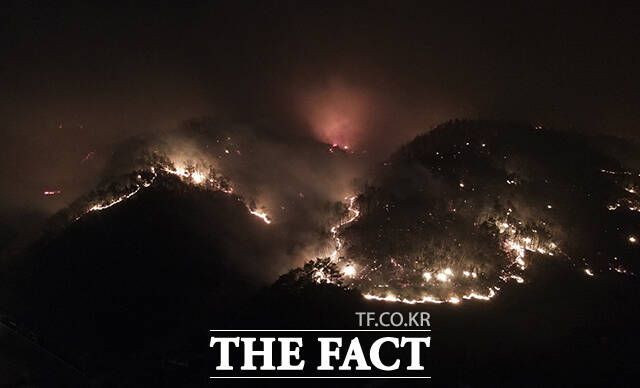 해가 지고 밤이 되자 불길은 더욱 선명해졌다.