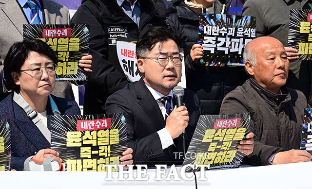 박찬대 원내대표도 30일 열린 기자간담회에서 "마 재판관을 4월 1일까지 임명하라"며 "헌법수호 책무를 이행하지 않는다면 민주당은 중대 결심을 할 것"이라며 압박에 가세했다. /임영무 기자