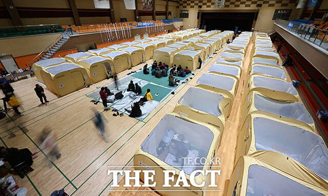 이재민들은 1개 텐트에 3~4명이 생활하고 있었다.