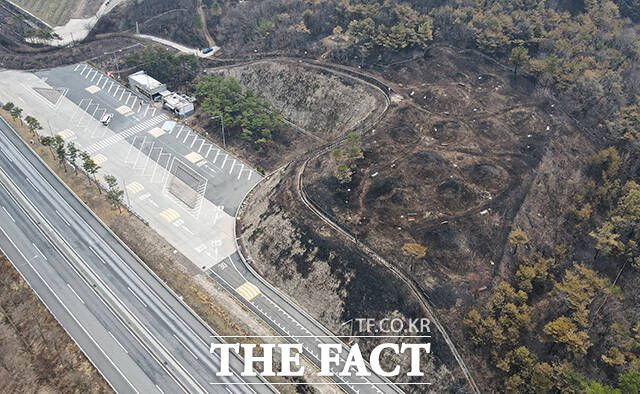 의성 산불이 발생한지 일주일째를 맞은 28일 경북 의성군 점곡면의 윤암리 고분군과 서산영덕고속도로의 간이 휴게소인 점곡 주차장(영덕방향)이 산불에 흔적만 남아 있다. /의성=박헌우 기자