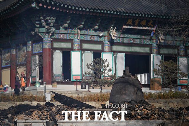 경북 의성군 단촌면 고운사에 번진 산불로 동종만 덩그러니 남아 있다.