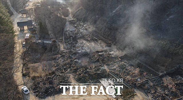 고운사에 번진 산불로 가운루와 종각 등 건물들이 불에 타 흔적만 남아 있다.