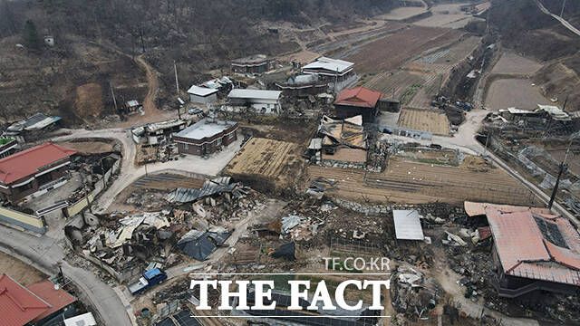 의성 산불이 발생한지 일주일째를 맞은 28일 경북 안동시 임하면의 한 마을이 산불로 쑥대밭이 되어 있다.