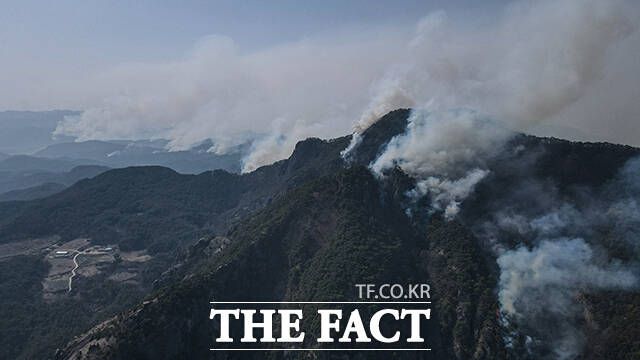 주왕산 국립공원 일대에 연기가 피어 오르고 있다.