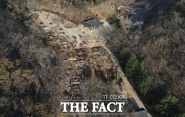 고운사에 번진 산불로 가운루와 종각 등 건물들이 불에 타 흔적만 남아 있다.