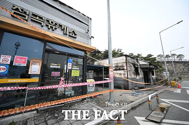 의성 산불이 발생한지 일주일째를 맞은 28일 경북 의성군 점곡면 서산영덕고속도로의 간이 휴게소인 점곡 주차장(영덕방향) 시설물이 불에 타 있다. /의성=박헌우 기자