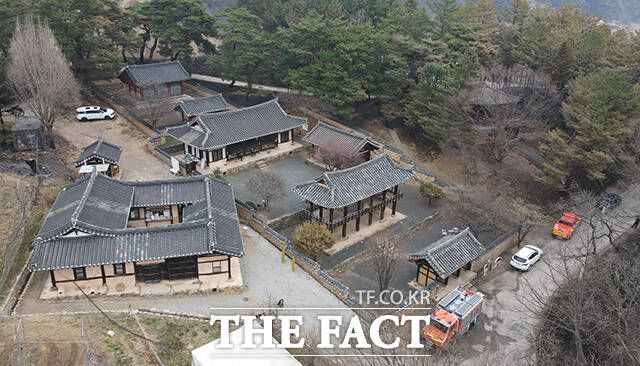 1980년 경북도 민속 문화유산으로 지정된 묵계서원이 온전한 모습을 보이고 있다.