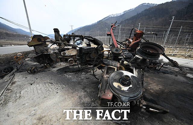 안동시 임하면의 한 마을에 농기구가 불에 타 넘어져 있다.