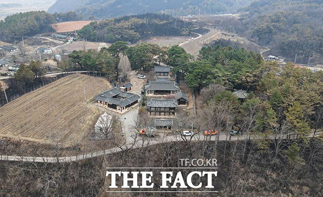 묵계서원이 온전한 모습을 보이고 있는 가운데 서원 주변이 불에 타 있다.