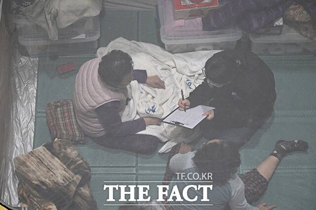 영덕국민체육센터에 마련된 이재민 대피소에서 정부 관계자가 이재민의 명단을 조사하고 있다.