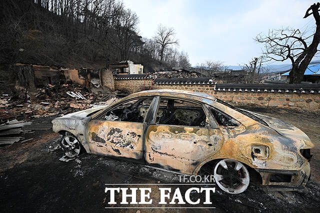 사남고택 옆에 세워진 차량이 불에 타 뼈대만 앙상히 남아 있다.