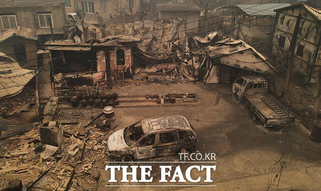 26일 전날 번진 산불에 경북 영덕군 지품면 수암리의 주택과 차량이 불에 타 흔적만 남아 있다.