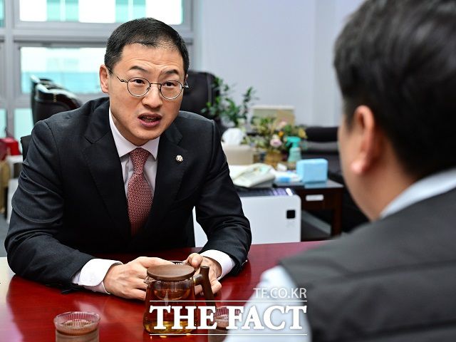 김 의원은 많은 공격에 시달리고 있다고 밝혔다. 특히 주변인들에 대한 괴롭힘과 가깝게 지냈던 이들이 자신에게 등을 돌린 부분은 힘들고 외롭다고 심경을 털어놨다.