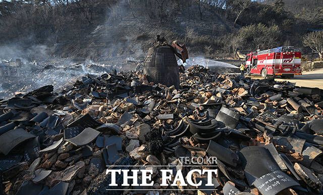 경북 의성군 단촌면 고운사에 번진 산불로 동종만 덩그러니 남아 있다.