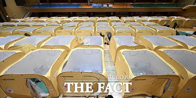 영덕국민체육센터에 마련된 이재민 대피소에 임시 텐트가 설치돼 있다.