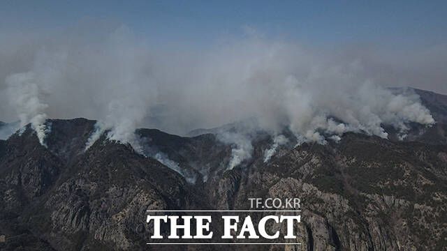 주왕산 국립공원 일대에 연기가 피어 오르고 있다.