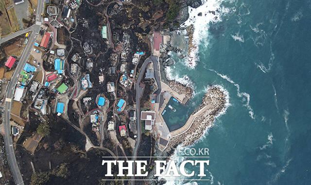 의성 산불은 영덕의 작은 바닷가 마을을 삼켜버렸다.