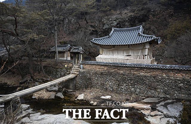 만휴정이 방염포로 덮여 있다.