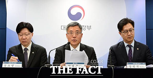 김석우 법무부 장관 직무대행이 1일 오후 서울 종로구 정부서울청사에서 상법개정안 재의요구 관련 관계기관 합동브리핑을 하고 있다. /임영무 기자