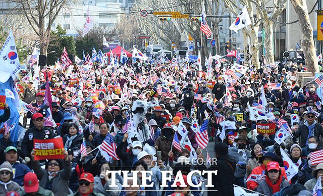 윤석열 대통령 탄핵심판 선고기일이 발표된 1일 오후 서울 종로구 헌법재판소 인근에서 지지자들이 탄핵 반대 집회를 펼치고 있다. /장윤석 기자