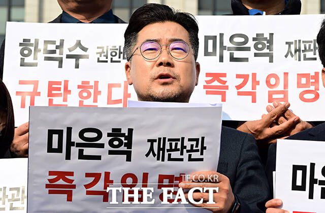 헌법재판소가 윤석열 대통령 탄핵심판 선고일을 4일로 확정하면서 선고 일정을 재촉하던 더불어민주당의 표정도 한층 밝아졌다. 한덕수 대통령 권한대행 겸 국무총리에 대한 탄핵도 검토했지만 윤 대통령 탄핵이라는 '정점'에 집중하기 위해 전략을 재조정한 모습이다. /임영무 기자