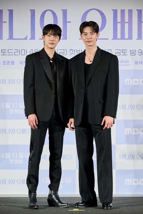 배우 조준영(왼쪽)과 이채민이 3일 오후 서울 용산구 CGV 용산아이파크몰 12관에서 열린 '바니와 오빠들' 제작발표회에서 "현장에 웃음이 끊이질 않았다"고 입을 모았다. /MBC