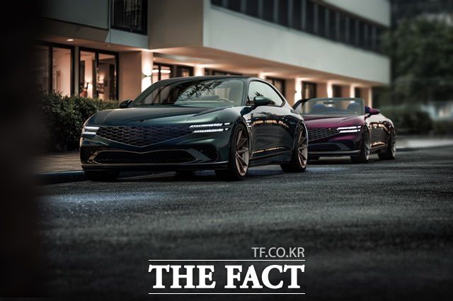 제네시스가 3일 경기도 고양시 일산 킨텍스에서 열린 2025년 서울모빌리티쇼 프레스 콘퍼런스에서 '엑스 그란 쿠페'(왼쪽)와 '엑스 그란 컨버터블' 콘셉트카를 세계 최초로 공개했다. /현대차